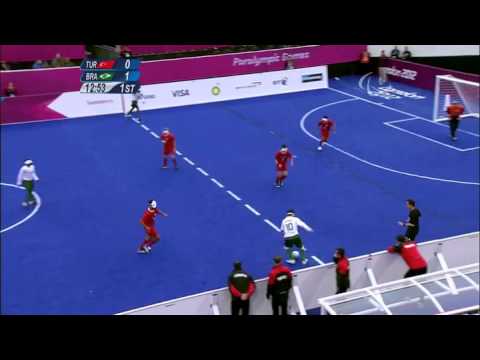 Video e-kaart Pimedad jalgpalli mängimas